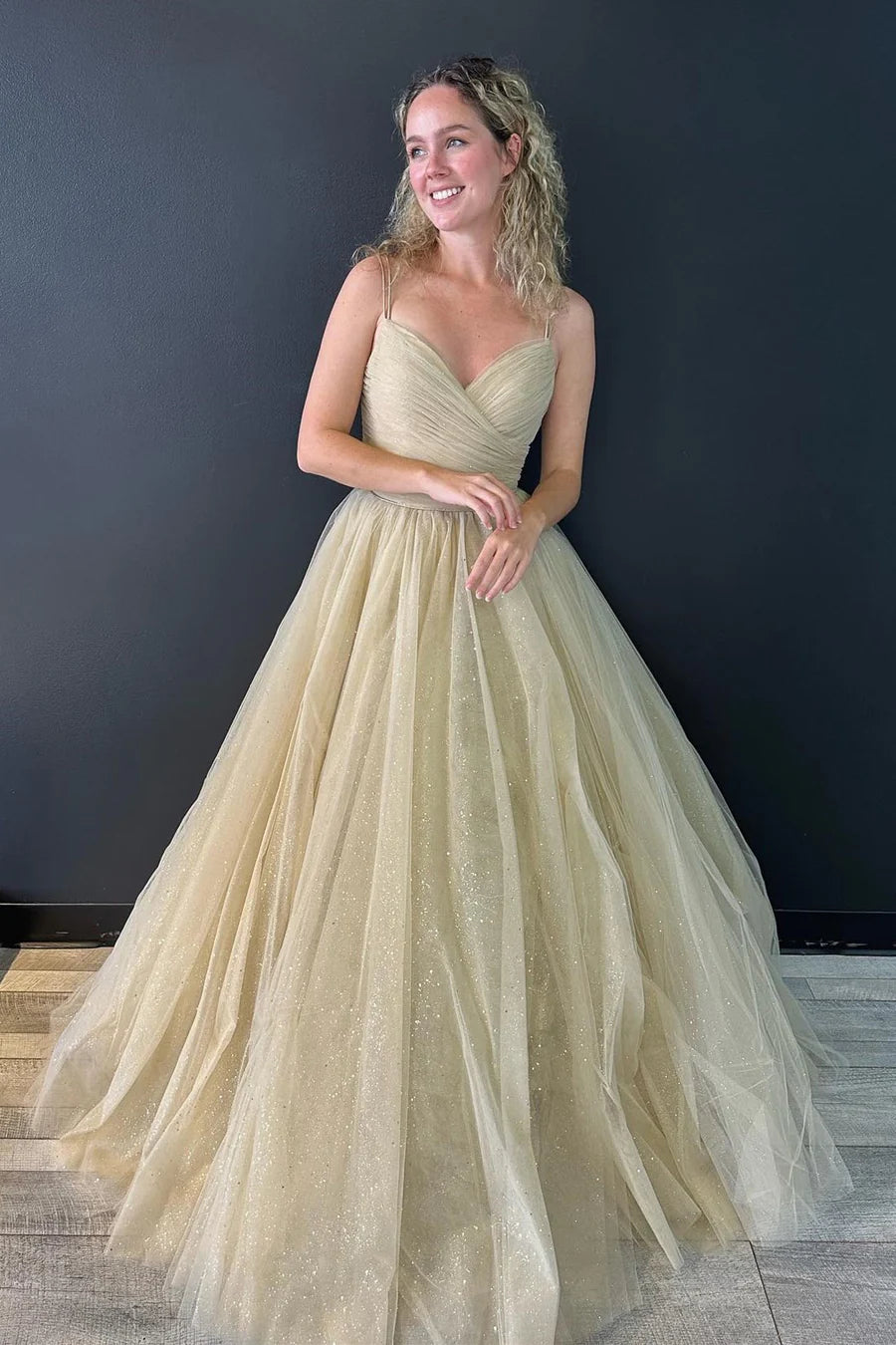 Vestido de fiesta con cordones y sobrepelliz